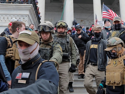 ميليشا Oath Keepers المؤيدة للرئيس الأميركي السابق دونالد ترمب، خلال الهجوم على مبنى الكابيتول- 6 يناير 2021 - REUTERS