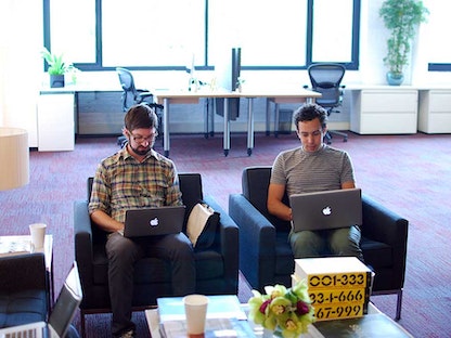 موظفان في أحد مكاتب شركة "بيز كامب" بالولايات المتحدة - https://basecamp.com/about/office