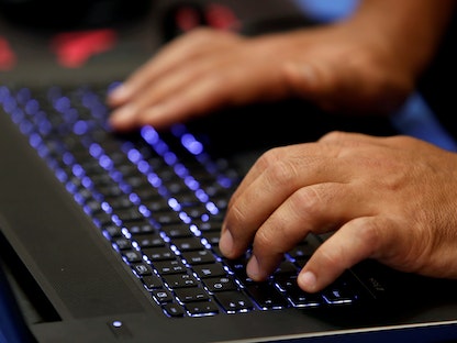 رجل يكتب على لوحة مفاتيح أثناء مؤتمر القراصنة في لاس فيغاس - 29 يوليو 2017 - REUTERS
