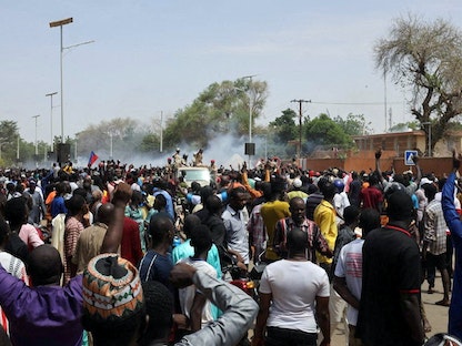 مؤيدو الانقلاب العسكري يتظاهرون أمام السفارة الفرنسية في عاصمة النيجر نيامي. 31 يوليو 2023 - REUTERS