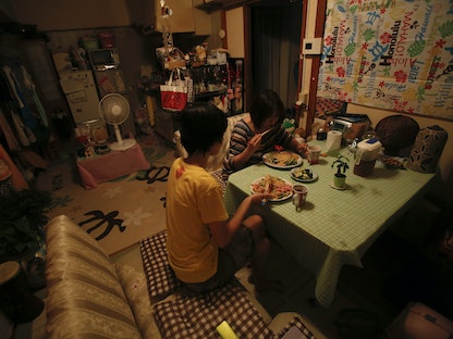 أحدى الأسر تتناول العشاء في العاصمة اليابانية طوكيو - 14 مايو 2014 - REUTERS