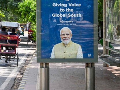 موقف للحافلات يعرض صورة رئيس الوزراء الهندي ناريندرا مودي مع شعار قمة العشرين. نيودلهي. 4 سبتمبر 2023 - AFP