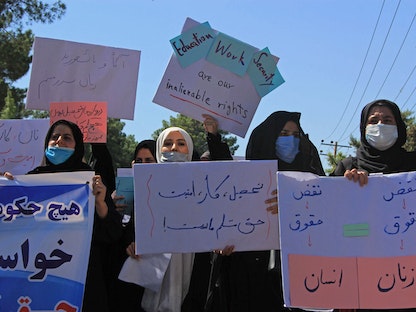 نساء أفغانيات يحملن لافتات أثناء مشاركتهن في احتجاج بمدينة هرات غربي أفغانستان، 2 سبتمبر 2021. - AFP