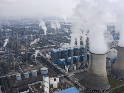 انبعاثات من مداخن وأبراج تبريد في الصين، 30 يونيو 2020 - Bloomberg