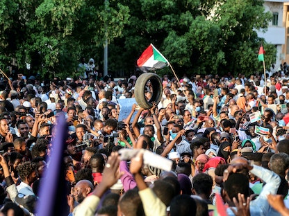 متظاهرون يرفعون العلم السوداني خلال احتجاجات بالعاصمة الخرطوم - 30 سبتمبر 2021 - Anadolu Agency via Getty Images