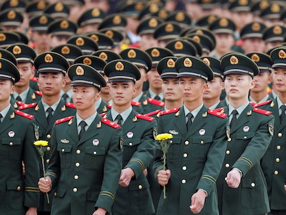 عناصر من الجيش الصيني خلال احتفال لإحياء ذكرى "يوم الشهداء" في ساحة تيانانمين في بكين - 30 سبتمبر 2021 - REUTERS