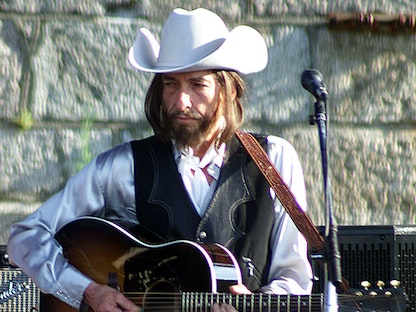 المغني بوب ديلان يؤدي في مهرجان Apple & Eve Newport Folk Festival في نيوبورت - 3 أغسطس 2002 - REUTERS