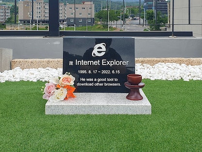 شاهد قبر لمتصفح "Internet Explorer" الذي توقف العمل به، كوريا الجنوبية - 17 يونيو 2022. - AFP