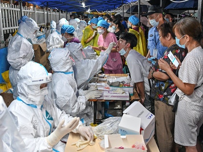 عامل طبي يجمع مسحة من أحد السكان خلال اختبار جماعي لمرض كورونا في موقع اختبار مؤقت في بمقاطعة قوانغدونغ، الصين. 30 مايو 2021 - REUTERS