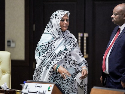 وزيرة الخارجية السودانية مريم الصادق المهدي تحضر اجتماعاً لمجلس الوزراء في العاصمة الخرطوم -21 سبتمبر 2021 - AFP