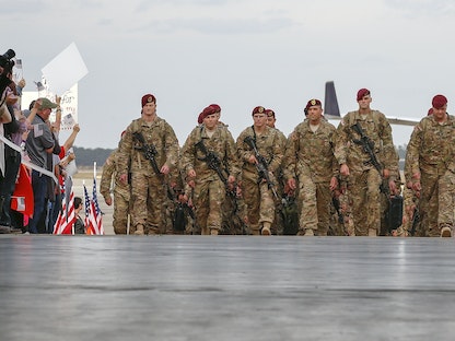 عدد من الجنود الأميركيين العائدين من أفغانستان في قاعدة عسكرية بولاية كارولينا الشمالية - REUTERS
