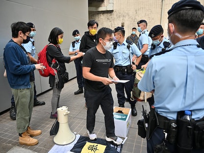 احتجاج ضد خطة بكين لتغيير النظام الانتخابي في هونغ كونغ، 17 مارس 2021. - AFP