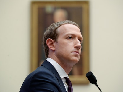 رئيس مجلس إدارة فيسبوك مارك زوكربيرغ يدلي بشهادته في جلسة استماع للجنة الخدمات المالية بمجلس النواب الأميركي في واشنطن، يناير 2021  - REUTERS