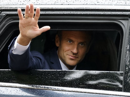 الرئيس الفرنسي إيمانويل ماكرون بعد إدلائه بصوته في الانتخابات النيابية شمال البلاد - 19 يونيو 2022 - AFP