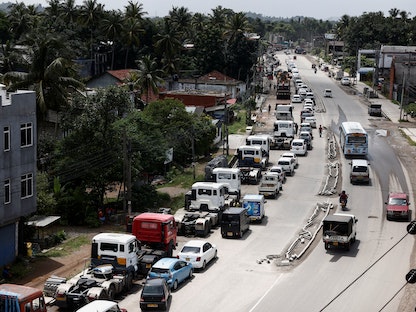 ازدحام السيارات على إحدى محطات الوقود بمدينة كولومبو في سيريلانكا- 23 يونيو 2022 - REUTERS