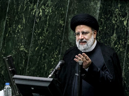 الرئيس الإيراني إبراهيم رئيسي خلال كلمة له أمام البرلمان - 21 أغسطس 2021 - AFP