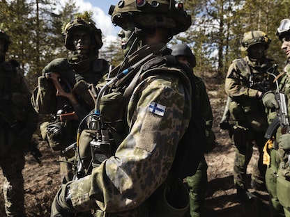 جنود فنلنديون خلال تدريبات مع قوات أميركية وبريطانية ولاتفية وإستونية في فنلندا - 4 مايو 2022 - Bloomberg
