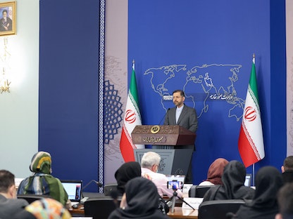 المتحدث باسم وزارة الخارجية الإيرانية سعيد خطيب زاده خلال مؤتمر صحافي في طهران - 11 إبرايل 2022 - AFP
