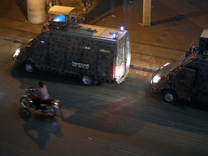 سيارتان تابعتان للشرطة المصرية في أحد شوارع القاهرة - REUTERS