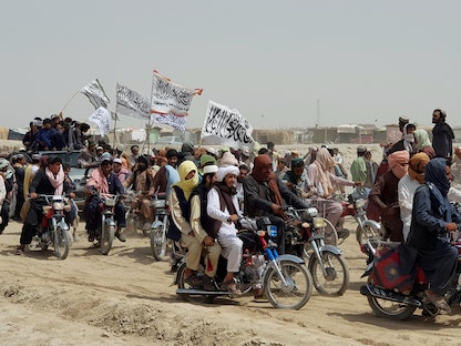 مجموعات تستقل سيارات ودراجات نارية ترفع أعلام طالبان في مدينة شامان الحدودية بين أفغانستان وباكستان - 14 يوليو 2021 - REUTERS