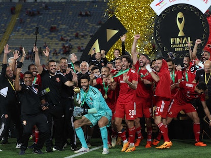 احتفال لاعبي الأهلي المصري بلقب بطولة دوري أبطال إفريقيا على حساب الوداد المغربي بالدار البيضاء. 11 يونيو 2023 - AFP