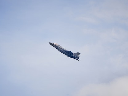 مقاتلة أميركية من طراز F 35B تنفذ مناورات خلال معرض سنغافورة الجوي - 15 فبراير 2022 - Bloomberg