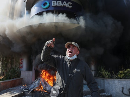 إضرام النار أمام أحد المصارف في العاصمة اللبنانية بيروت خلال احتجاج  للمودعين - 16 فبراير 2023 - via REUTERS