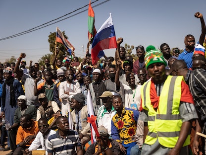 متظاهر يرفع العلم الروسي خلال احتجاجات في بوركينا فاسو تطالب برحيل القوات الفرنسية. 20 يناير 2023 - AFP