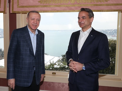 الرئيس التركي رجب طيب أردوغان خلال لقاء مع رئيس الوزراء اليوناني كيرياكوس ميتسوتاكيس في إسطنبول - 13 مارس 2022 - AFP
