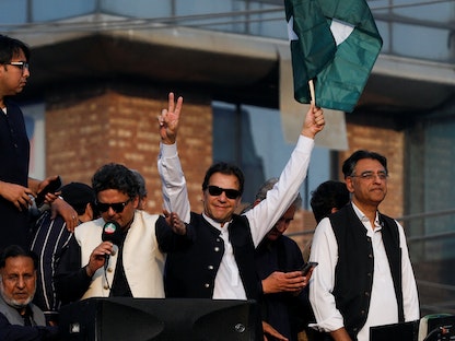 عمران خان يحيي مؤيديه أثناء حضوره "مسيرة الحرية الحقيقية '' للضغط على الحكومة للإعلان عن انتخابات جديدة في لاهور، باكستان- 28 أكتوبر 2022 - REUTERS