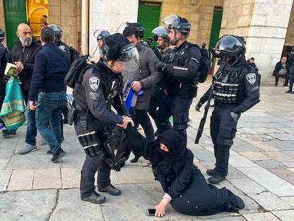 قوات الاحتلال الإسرائيلي تلقي القبض على سيدة فلسطينية من داخل باحات المسجد الأقصى بالقدس. 5 أبريل 2023 - AFP