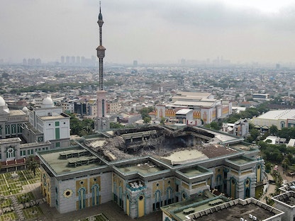صورة جوية تظهر آثار الحريق على المركز الإسلامي في العاصمة الإندونيسية جاكرتا. 20 أكتوبر 2022. - AFP