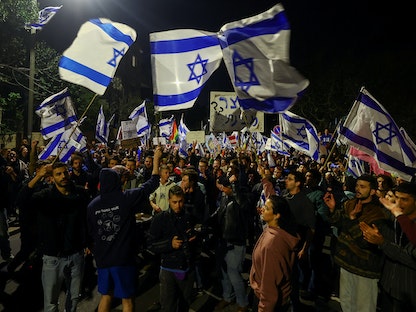 آلاف الإسرائيليين يتظاهرون في القدس احتجاجاً على إقالة وزير الدفاع يوآف جالانت. 26 مارس 2023 - REUTERS