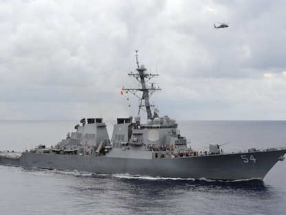  المدمّرة الأميركية المزودة بصواريخ موجهة "يو إس إس كورتيس ويلبر" تقوم بدوريات في بحر الفلبين - 15 أغسطس 2013 - REUTERS