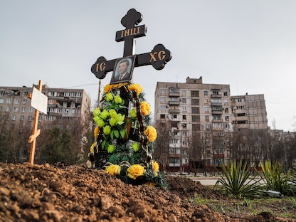 زهور على شواهد قبور ضحايا الغزو الروسي في ماريوبل الأوكرانية  – 10 إبريل 2022 - REUTERS