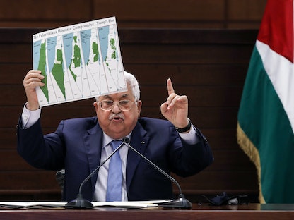 الرئيس الفلسطيني محمود عباس يحمل خارطة توضح التغيير الحاصل في خارطة فلسطين. 3 سبتمبر 2020 - AFP