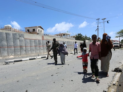 صورة أرشيفية تظهر قوات الأمن الصومالية وهي ترافق المدنيين بعد انفجار سيارة مفخخة تبنّته "حركة الشباب" خارج قصر الرئاسة في العاصمة مقديشو - 30 أغسطس 2016 - REUTERS