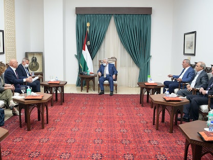 الرئيس الفلسطيني محمود عباس خلال لقائه وفد حزب "ميريتس" الإسرائيلي برئاسة وزير الصحة نيتسان هوروفيتش - وكالة الأنباء الفلسطينية