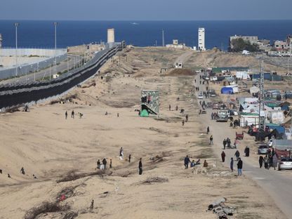 نازحون فلسطينيون في رفح على الحدود مع مصر مع تلويح إسرائيل بعملية عسكرية واسعة بالمنطقة. 7 يناير 2024 - Reuters