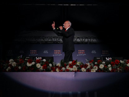 مرشح المعارضة التركية في الانتخابات الرئاسية كمال كيليجدار أوغلو يلقي خطاباً أمام أنصاره في أنقرة. 12 مايو 2023 - REUTERS