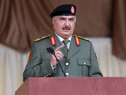 قائد "الجيش الوطني الليبي" المشير خليفة حفتر يتحدث خلال احتفالات يوم الاستقلال في بنغازي - 24 ديسمبر 2020 - REUTERS