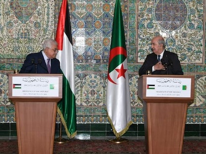 الرئيس الجزائري عبد المجيد تبون والرئيس الفلسطيني محمود عباس خلال مؤتمر صحافي مشترك في العاصمة الجزائر، ديسمبر 2021 - وكالة الأنباء الجزائرية