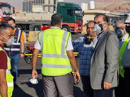 مدير ميناء العقبة خالد المعايطة في موقع انفجار غاز سام في ميناء العقبة الأردني - 27 يونيو 2022 - AFP