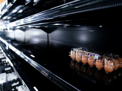 علبة بيض على رف فارغ في متجر Giant Food بالولايات المتحدة- 9 يناير 2022.  - REUTERS