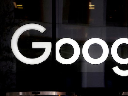 شعار شركة "جوجل" عند مدخل مكاتبها في العاصمة البريطانية لندن - 18 يناير 2019 - REUTERS