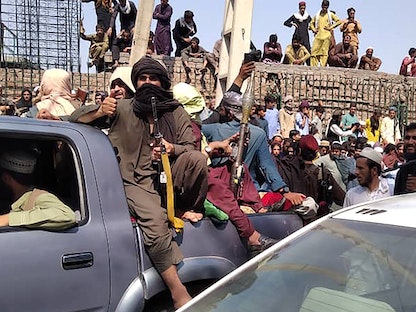 مقاتلو طالبان يحتشدون في أحد الشوارع الرئيسية في محافظة جلال آباد - 15 أغسطس 2021 - AFP