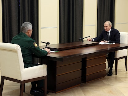 الرئيس الروسي فلاديمير بوتين خلال اجتماع مع وزير الدفاع سيرجي شويجو في نوفو أوغاريوفو قرب موسكو- 28 أكتوبر 2022 - via REUTERS