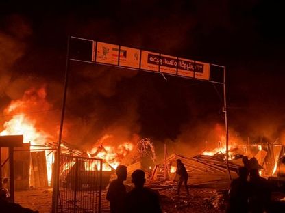صورة مأخوذة من فيديو تُظهر اشتعال النيران بعد غارة إسرائيلية على مخيم للنازحين الفلسطينيين في رفح جنوبي قطاع غزة- 26 مايو، 2024 - Reuters