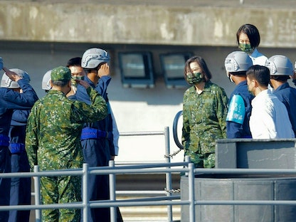 جنود يحيون رئيسة تايوان تساي إينج-وين على متن سفينة تابعة للبحرية خلال مناورات بحرية - 26 يوليو 2022 - AFP