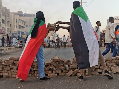 جانب من المظاهرات في الخرطوم ضد قرارات قائد الجيش السوداني عبد الفتاح البرهان - 17 نوفمبر 2021 - AFP